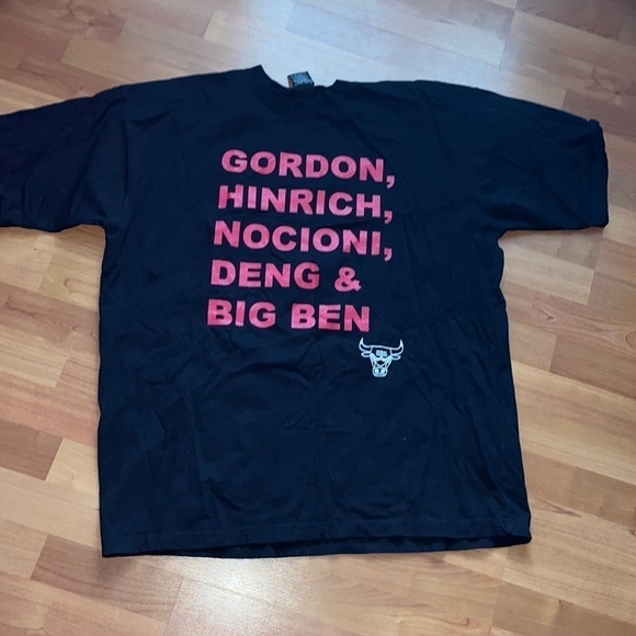 UNK NBA men’s Chicago Bulls black and red short sleeve Tshirt Size XL - Picture 2 of 8